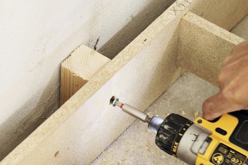 Sokkel til kjøkken: Sokkelen settes fast til veggen Sokkel til kjøkken: Sokkelen settes fast til veggen